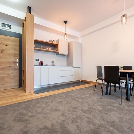 Calvin Apart otel Oradea Oda fotoğraf