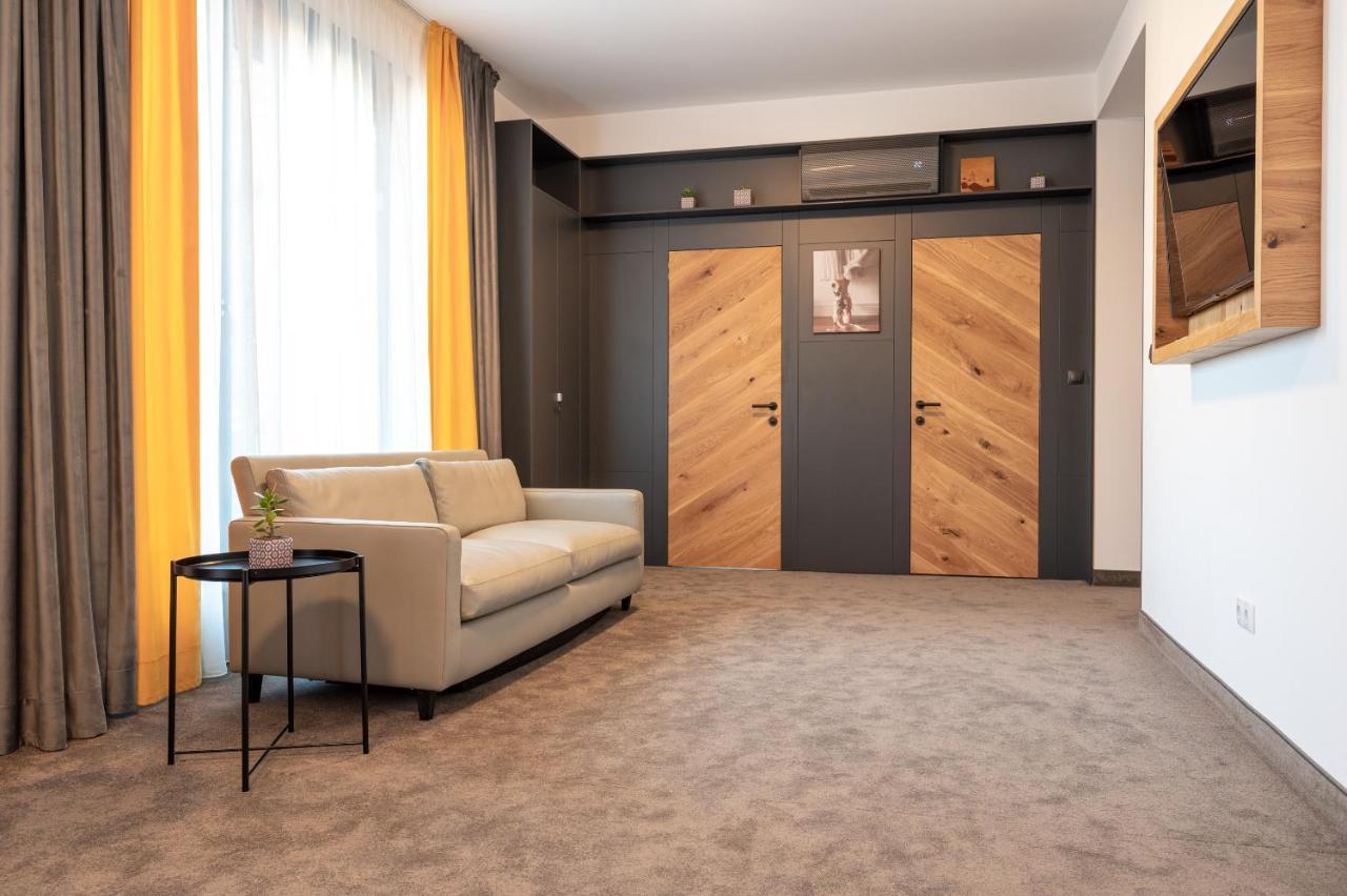 Calvin Apart otel Oradea Dış mekan fotoğraf
