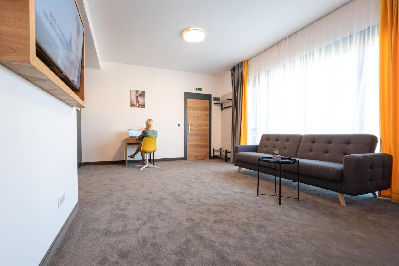 Calvin Apart otel Oradea Dış mekan fotoğraf
