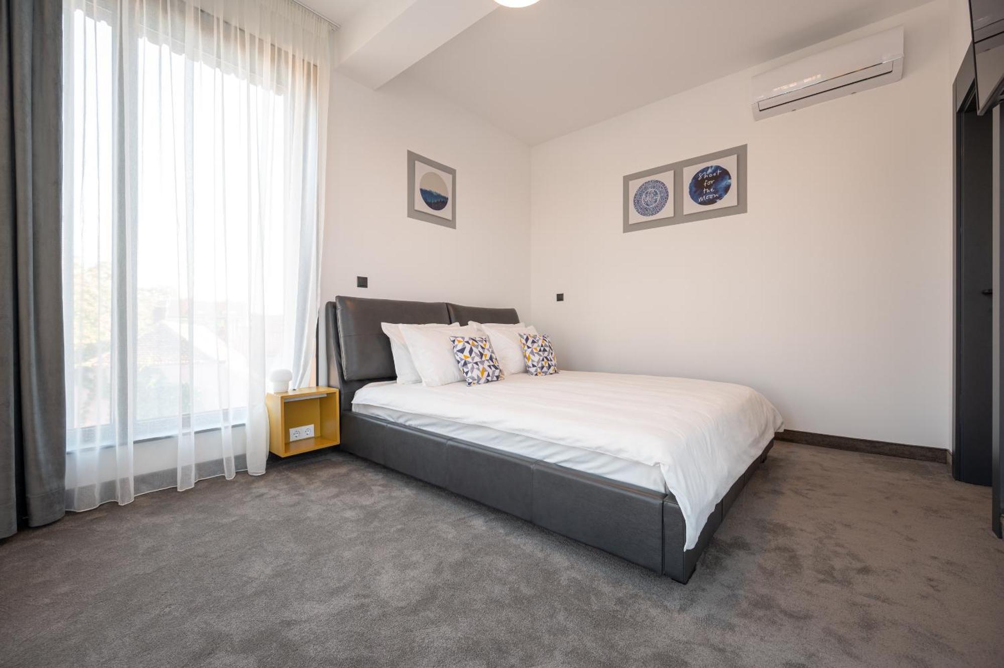 Calvin Apart otel Oradea Oda fotoğraf