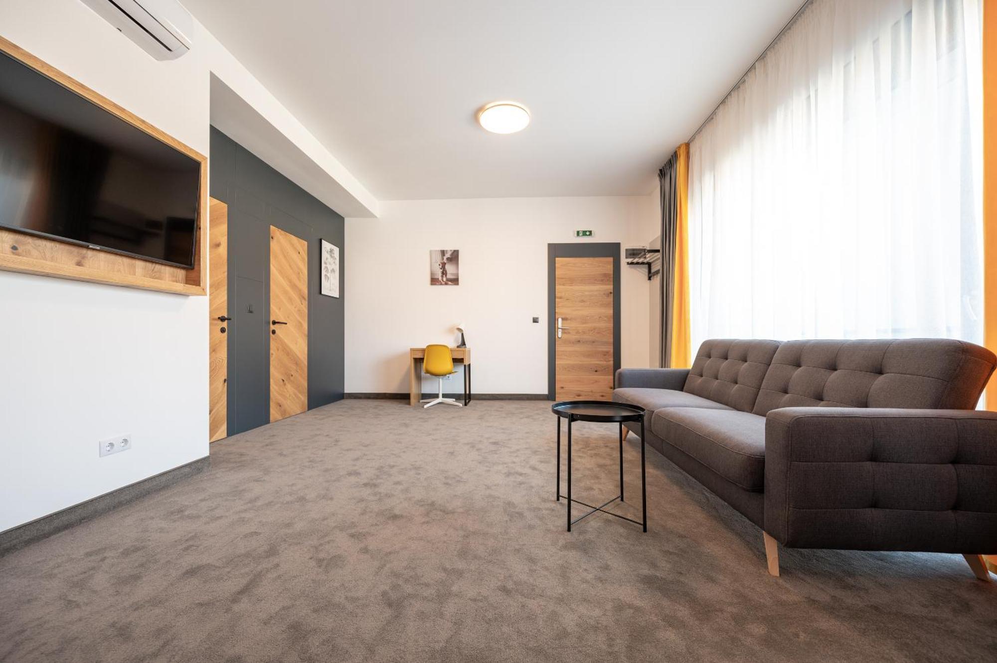 Calvin Apart otel Oradea Oda fotoğraf